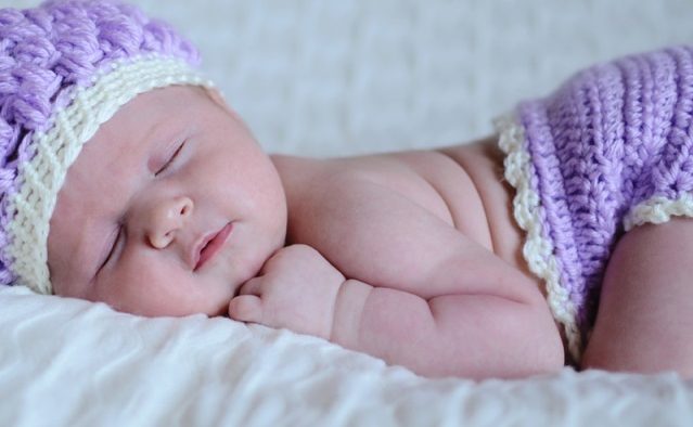 فوائد نوم الرضيع على بطنه