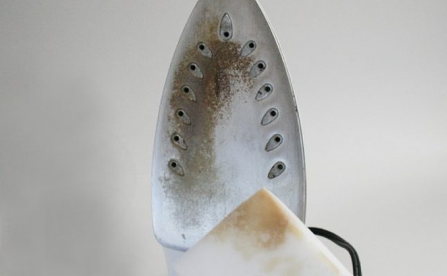 How to clean a steam iron 