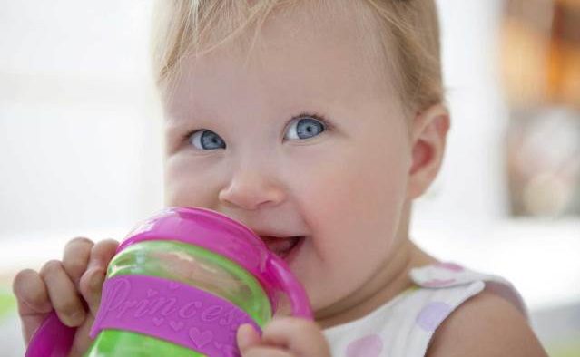 الطفل الرضيع متى يشرب الماء 3a2ilati