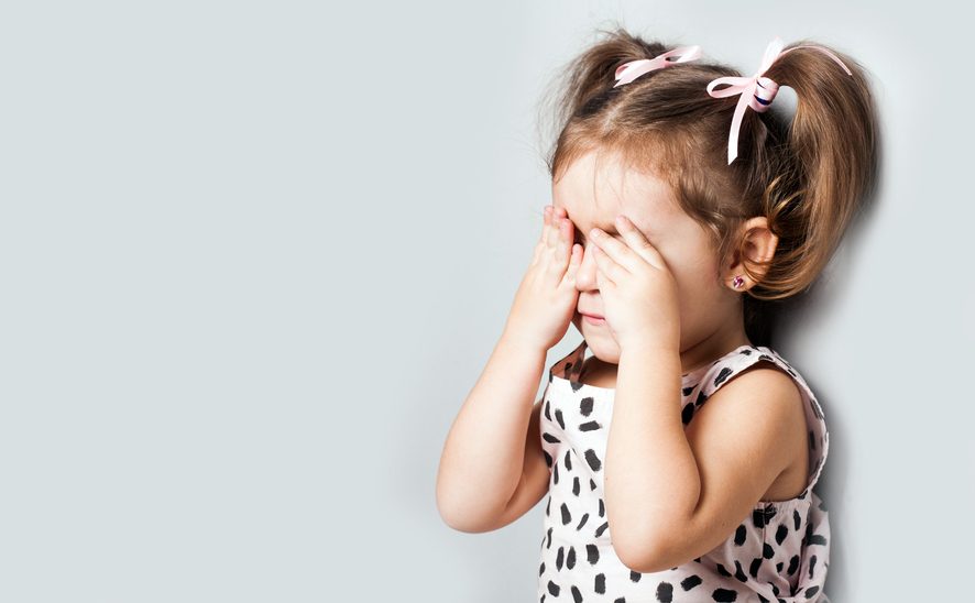 اسباب تورم العين المفاجئ عند الاطفال | 3a2ilati