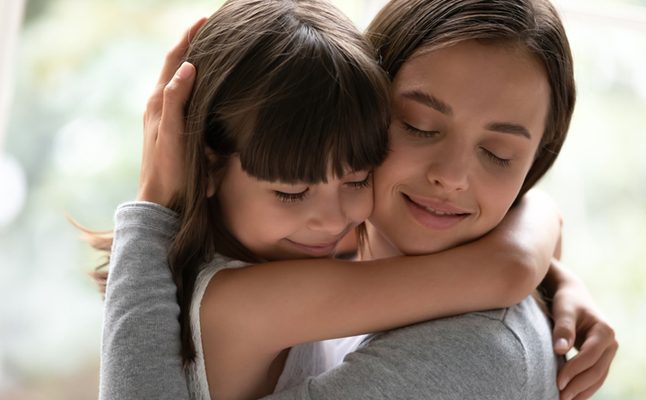 5 لمسات يحتاجها طفلك يومياً ليشعر بالرأفة والمحبة والمودة