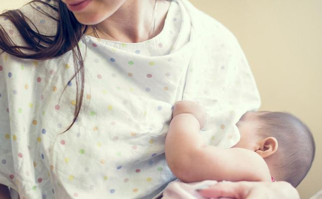 ما اسباب الرضاعة الكثيرة للمولود وهل هي مضرة 3a2ilati